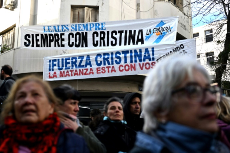 Des partisans de l'ancienne présidente argentine Cristina Fernandez de Kirchner rassemblés devant sa résidence à Buenos Aires le 17 juin 2025 ( AFP / Luis ROBAYO )