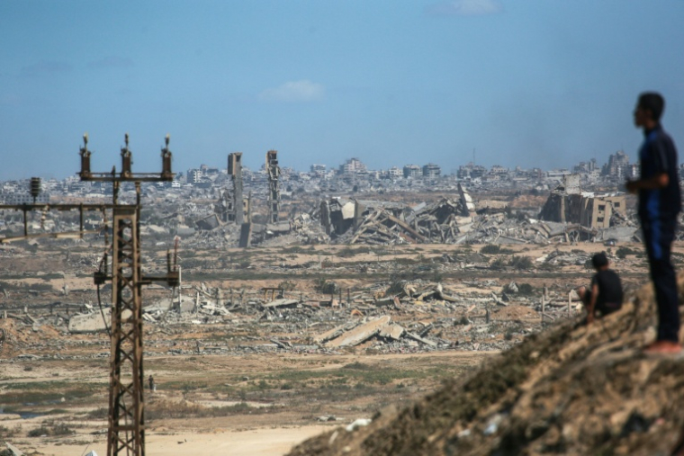 De la fumée s'élève après des frappes israéliennes au nord-ouest du camp de Nousseirat, dans la bande de Gaza, le 1er octobre 2025 ( AFP / Bashar TALEB )