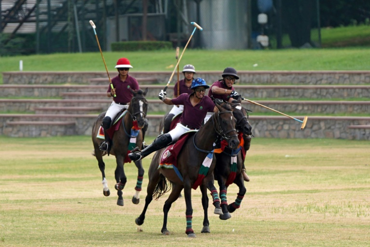 Des élèves de Mayo College, à Ajmer, en Inde, jouent au polo le 14 août 2025 ( AFP / HIMANSHU SHARMA )