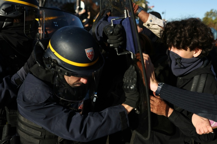 Des CRS aux prises avec de jeunes manifestants devant le lycée parisien Hélène-Boucher bloqué, le 8 octobre 2026  ( AFP / SIMON WOHLFAHRT )