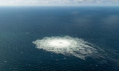 Photo diffusée le 27 septembre 2022 par le commandement de la défense danoise montrant une fuite de gaz sur le gazoduc Nord Stream 2, vue depuis un avion F-16 de la défense danoise en mer Baltique ( Défense danoise / Handout )