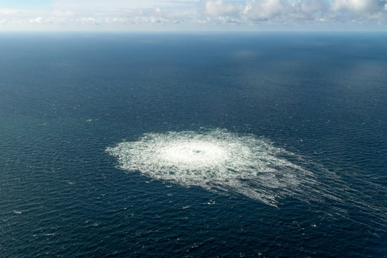 Photo diffusée le 27 septembre 2022 par le commandement de la défense danoise montrant une fuite de gaz sur le gazoduc Nord Stream 2, vue depuis un avion F-16 de la défense danoise en mer Baltique ( Défense danoise / Handout )