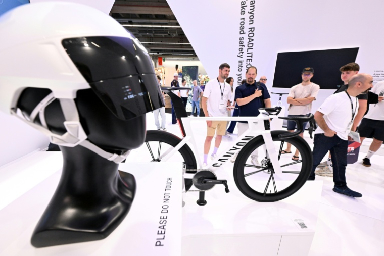 Des visiteurs sur le stand Canyon au salon du vélo Eurobike à Francfort, 24 juin 2026 en Allemagne ( AFP / Kirill KUDRYAVTSEV )