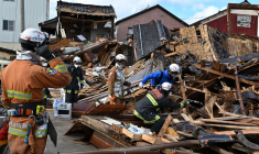 Des secouristes fouilles les décombres d'habitations après un tremblement de terre à Wajima, au Japon, le 4 janvier 2024. ( AFP / KAZUHIRO NOGI )