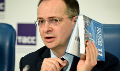 Le conseiller du Kremlin Vladimir Medinsky en conférence de presse le 7 août 2023 à Moscou, à propos d'un nouveau manuel d'histoire de lycée. ( AFP / Yuri KADOBNOV )