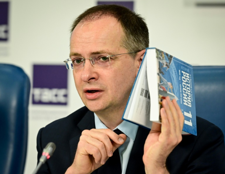 Le conseiller du Kremlin Vladimir Medinsky en conférence de presse le 7 août 2023 à Moscou, à propos d'un nouveau manuel d'histoire de lycée. ( AFP / Yuri KADOBNOV )