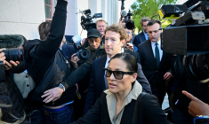 Le PDG de Meta Mark Zuckerberg (c) arrive au tribunal civil de Los Angeles dans le cadre du  procès de Meta et Google, accusés d'avoir conçu des plateformes addictives pour les jeunes utilisateurs, le 18 février 2026 en Californie ( AFP / Frederic J. Brown )