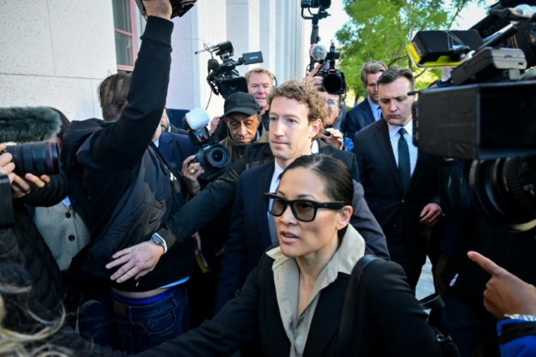 Le PDG de Meta Mark Zuckerberg (c) arrive au tribunal civil de Los Angeles dans le cadre du  procès de Meta et Google, accusés d'avoir conçu des plateformes addictives pour les jeunes utilisateurs, le 18 février 2026 en Californie ( AFP / Frederic J. Brown )