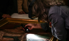 Une restauratrice montre une déchirure dans le tableau "Portrait de Madame Colonna" de Pierre-Auguste Renoir, le 12 octobre 2026 à Marseille ( AFP / Thibaud MORITZ )