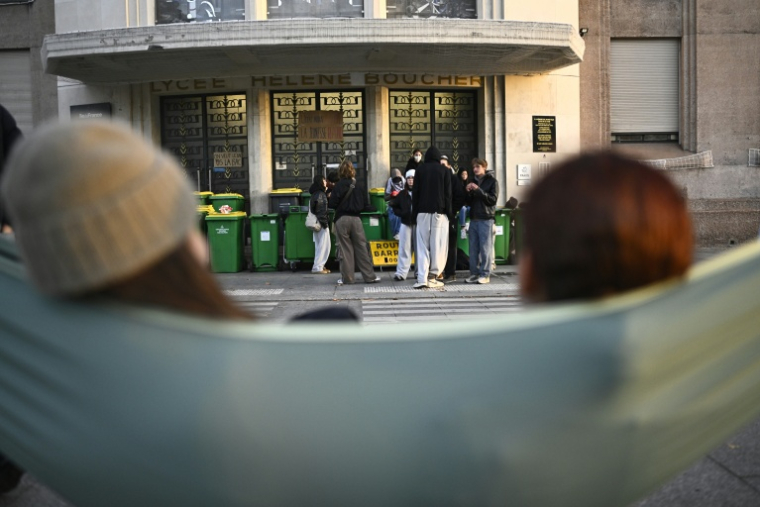 L'entrée du lycée Hélène Boucher bloquée à Paris le 14 octobre 2026 ( AFP / JULIEN DE ROSA )