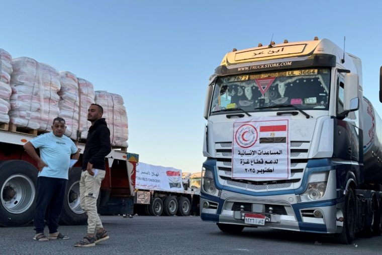 Des camions d'aide humanitaire à destination de Gaza attendent du côté égyptien du poste-frontière de Rafah, le 15 octobre 2025 ( AFP / STR )