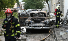 Des pompiers dans la ville ukrainienne de Lviv, le 12 juillet 2025, après une attaque massive russe aux drones et missiles contre le pays ( AFP / YURIY DYACHYSHYN )