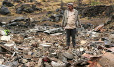 Un homme constate les dégâts sur le site d'une frappe aérienne, attribuée à l'Arabie saoudite, qui a visé le district d'Asr, dans Sanaa, la capitale du Yémen tenue par les Houthis, le 24 octobre 2026 ( AFP / Mohammed HUWAIS )