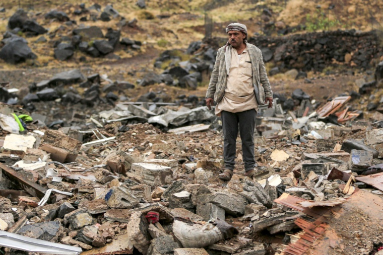 Un homme constate les dégâts sur le site d'une frappe aérienne, attribuée à l'Arabie saoudite, qui a visé le district d'Asr, dans Sanaa, la capitale du Yémen tenue par les Houthis, le 24 octobre 2026  ( AFP / Mohammed HUWAIS )