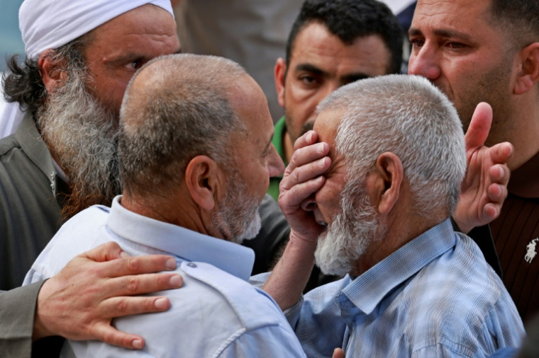 Des proches d'un homme tué lors de violences pleurent devant un hôpital de Naplouse, en Cisjordanie occupée, le 24 juillet 2026 ( AFP / Jaafar ASHTIYEH )