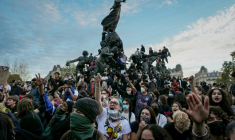 Des manifestants sont rassemblés au centre de la place de la République, à Paris, le 6 octobre 2026 ( AFP / Dimitar DILKOFF )