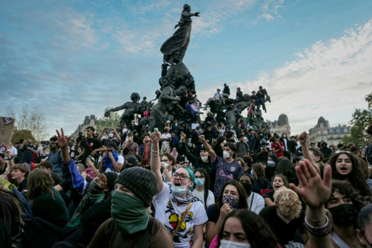 Manifestation de lycéens place de la République à Paris, le 6 octobre 2026 ( AFP / Dimitar DILKOFF )