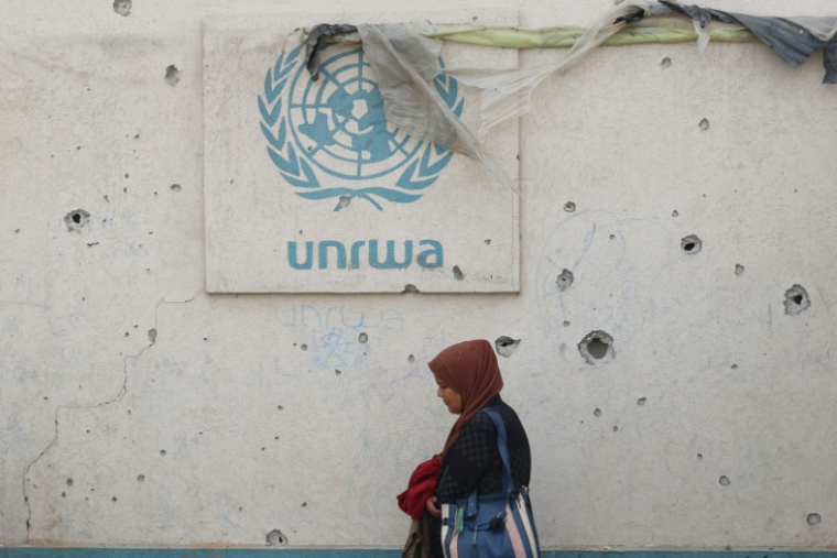 Le logo de l'Unrwa sur un mur criblé d'impacts dans un camp pour personnes déplacées à Rafah, dans le sud de la bande de Gaza, le 28 mai 2024 ( AFP / Eyad BABA )