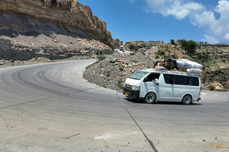 Des voitures sur la route de montagne reliant Taëz à Aden et à d'autres provinces du sud-ouest du Yémen, le 26 septembre 2026 ( AFP / - )