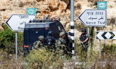 Des soldats et des policiers israéliens près du poste de contrôle militaire israéliend'Atara, près de Ramallah, en Cisjordanie occupée, le 20 septembre 2026  ( AFP / Zain JAAFAR )