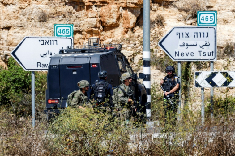 Des soldats et des policiers israéliens près du poste de contrôle militaire israéliend'Atara, près de Ramallah, en Cisjordanie occupée, le 20 septembre 2026  ( AFP / Zain JAAFAR )