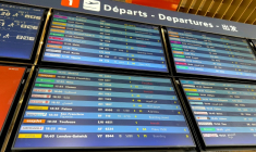 Des panneaux d'information sur les vols au départ lors d'une panne des systèmes de contrôle aérien à l'aéroport de Paris-Orly, au sud de Paris, le 18 mai 2025 ( AFP / Aurore MESENGE )