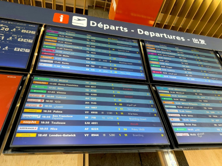 Des panneaux d'information sur les vols au départ lors d'une panne des systèmes de contrôle aérien à l'aéroport de Paris-Orly, au sud de Paris, le 18 mai 2025 ( AFP / Aurore MESENGE )