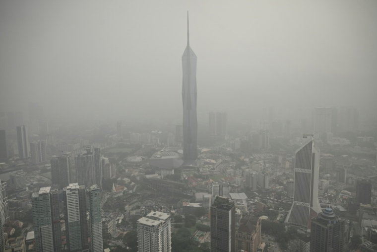 Kuala Lumpur plongée dans les fumées toxiques issues des incendies en Indonésie, le 16 octobre 2026, en Malaisie ( AFP / Jam STA ROSA )