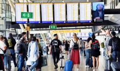 Des personnes marchent à l'aéroport de Schiphol à Amsterdam
