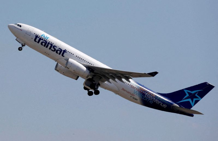 Un Airbus A330 de la compagnie Air Transat décolle à Colomiers, près de Toulouse
