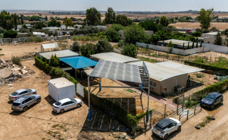 Vue aérienne de panneaux solaires photovoltaïques dans la cour d'un jardin d'enfants du village bédouin d'Umm Batin près de Beersheva, dans le désert du Néguev, au sud d'Israël, le 11 juin 2025 ( AFP / Menahem KAHANA )