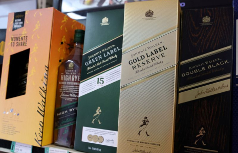 Photo d'archives: Des bouteilles de whisky Johnnie Walker, une marque de Diageo, sont mises en vente à Manhattan