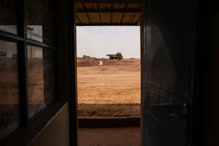 Un camion de transport circule dans la mine Cominal, près d'Arlit dans le nord du Niger, le 8 mars 2023.  ( AFP / OLYMPIA DE MAISMONT )