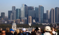 Des touristes admirent Canary Wharf depuis Greenwich Park, à Londres