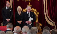 CHARLES III ACCÈDE OFFICIELLEMENT AU TRÔNE BRITANNIQUE