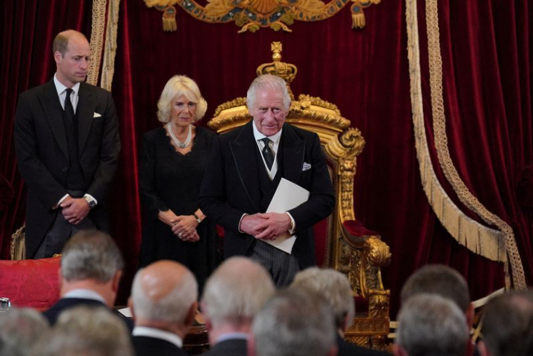 CHARLES III ACCÈDE OFFICIELLEMENT AU TRÔNE BRITANNIQUE