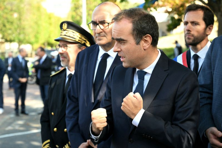 PHOTO DE FICHIER : Le Premier ministre français Lecornu visite le commissariat de la police nationale à L'Hay-les-Roses