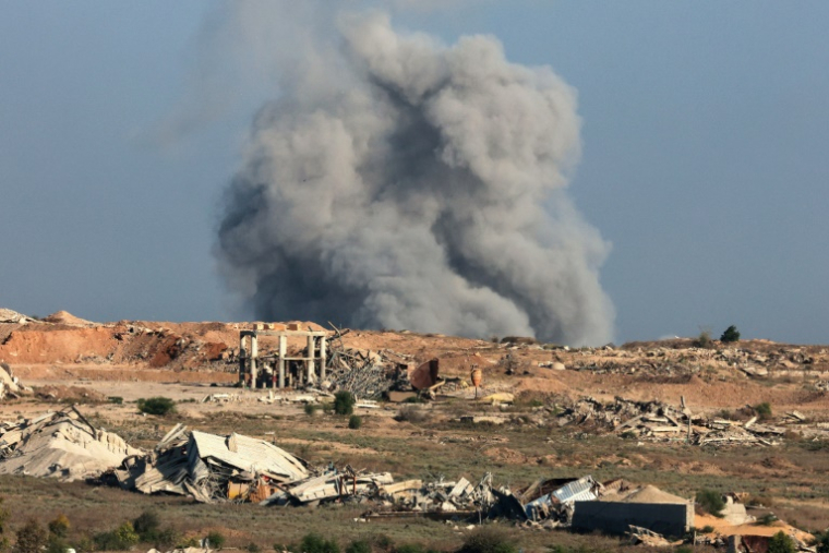 Une photo prise depuis la frontière israélienne avec la bande de Gaza montre la fumée qui s'élève lors d'une frappe israélienne sur le territoire palestinien assiégé, le 17 septembre 2025 ( AFP / Jack GUEZ )