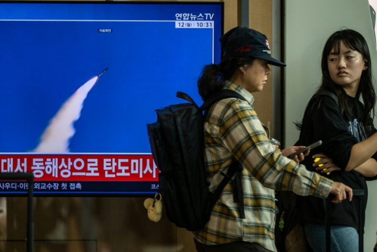 Une télévision diffuse des images d'archive d'un lancement de missile nord-coréen, le 12 octobre 2026 à Séoul ( AFP / Philip FONG )