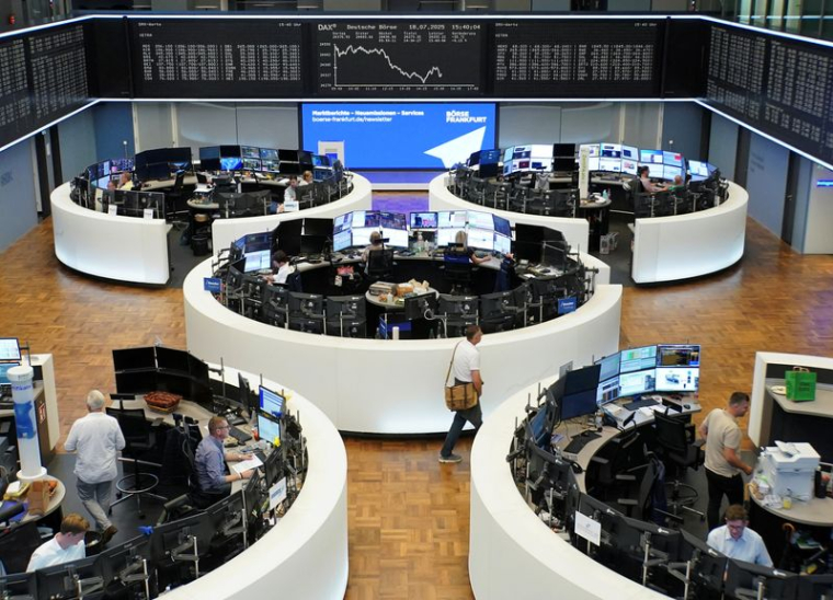 Le graphique de l'indice allemand des prix des actions DAX est photographié à la bourse de Francfort
