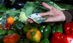 Des gens font leurs courses sur un marché local à Paris
