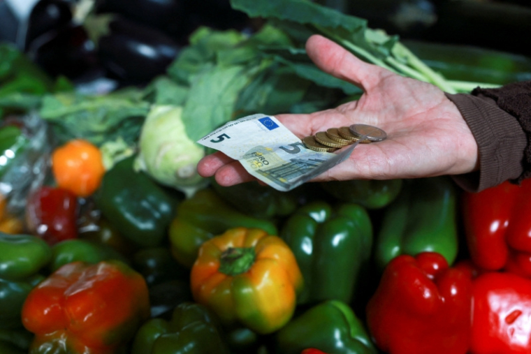 Des gens font leurs courses sur un marché local à Paris