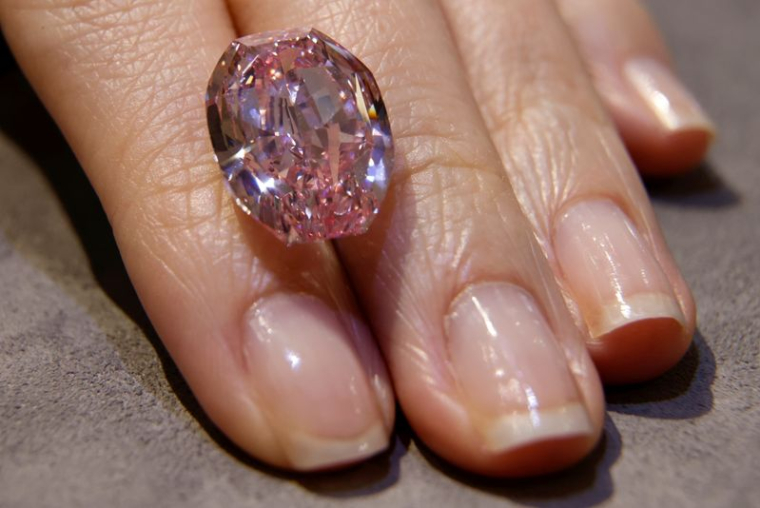 UN DIAMANT ROSE EXTRÊMEMENT RARE POURRAIT ATTEINDRE JUSQU’À 38 MILLIONS DE DOLLARS AUX ENCHÈRES