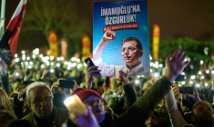 Manifestation à Istanbul à l'occasion du premier anniversaire de la mise en détention du maire Ekrem Imamoglu, dont le portrait figure sur une affiche, le 18 mars 2026 ( AFP / Yasin AKGUL )