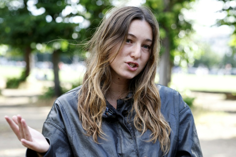 La militante écologiste Camille Etienne prend la parole lors d'une manifestation, aux côtés de députés, sur l'esplanade des Invalides à Paris, le 2 juin 2026 ( AFP / SIMON WOHLFAHRT )