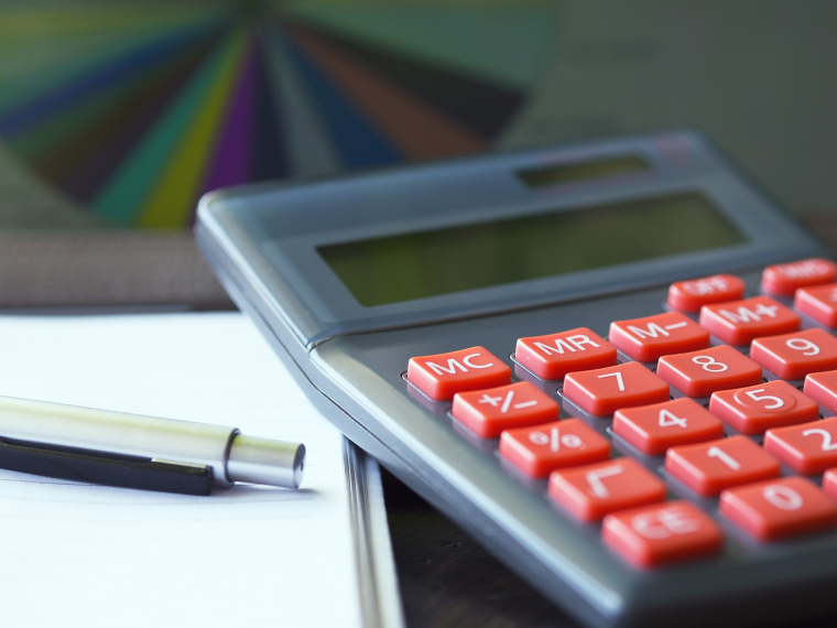 Selon le dernier rapport de l’Union Nationale de la Propriété Immobilière (Unpi), le taux de la taxe foncière dans le village frôle les 107 %. Illustration. (Edar / Pixabay)