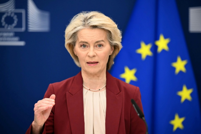 La présidente de la Commission européenne, Ursula von der Leyen, lors d'une conférence presse à Bruxelles le 3 décembre 2025, après l'accord trouvé entre eurodéputés et Etats européens pour interdire toutes les importations de gaz russe dans l'UE à l'automne 2027 ( AFP / NICOLAS TUCAT )