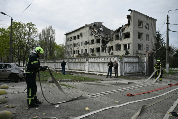Des pompiers ukrainiens interviennent sur un site touché par une frappe russe, à Kiev le 16 avril 2026 ( AFP / Genya SAVILOV )