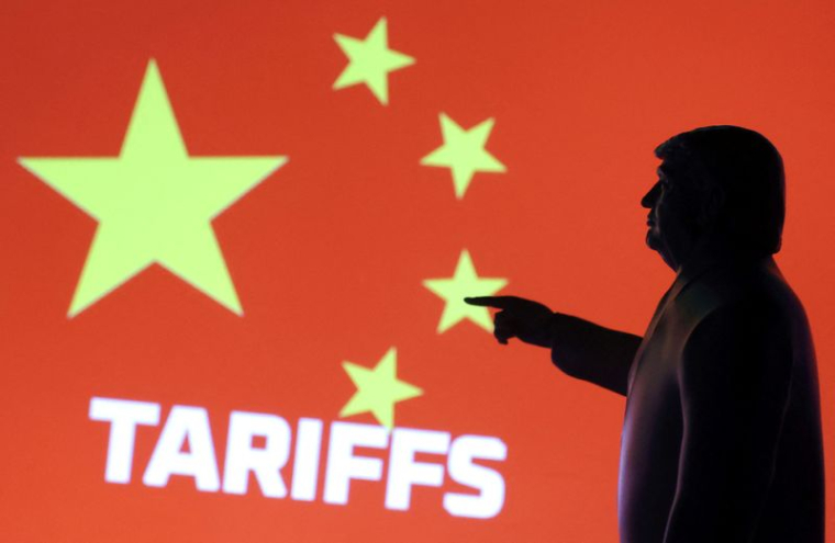 Illustration montrant un modèle miniature imprimé en 3D représentant le président américain Donald Trump, le drapeau chinois et le mot "Tariffs" (tarifs douaniers)