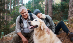 Désireux de sécuriser l’avenir de Christine en cas de décès, Antoine souhaite désormais mettre en commun leur patrimoine et assurer une meilleure protection juridique pour sa conjointe. ( crédit photo : Getty Images )